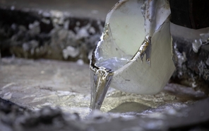 Ladel of metal for the cold chamber die casting process