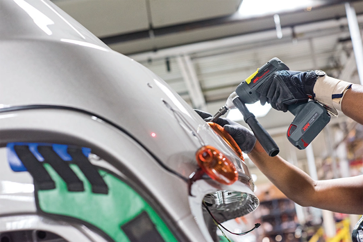 QX Series Low Torque Pistol Cordless Precision Fastening tool works on truck and bus assembly line