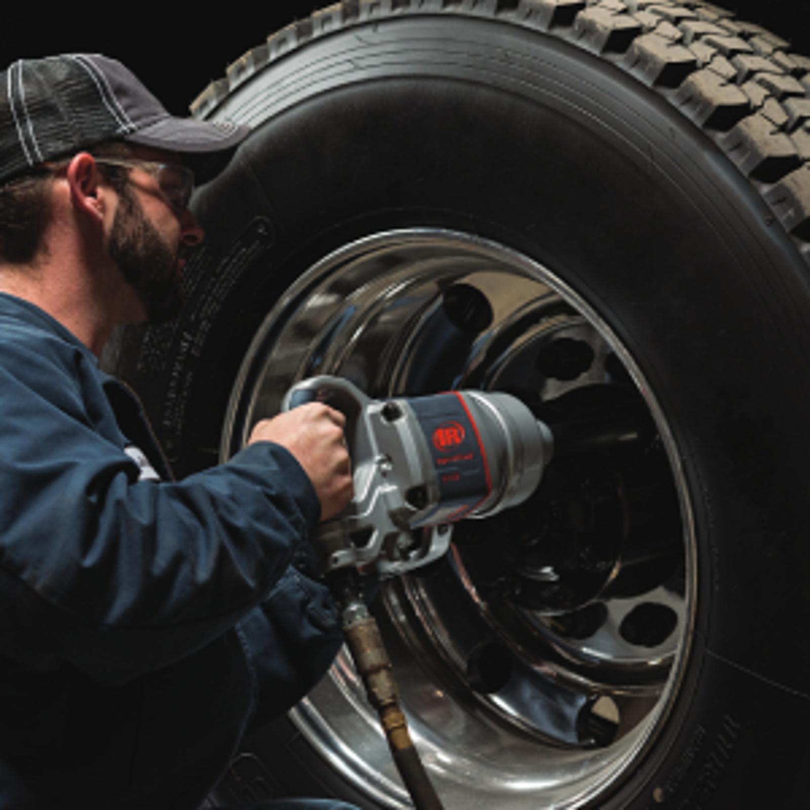 2850MAX-6 air impact wrench tightening a lug nut on a heavy truck