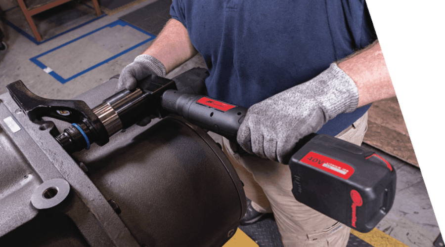 assembly operator using a qx tool with precision torque accuracy