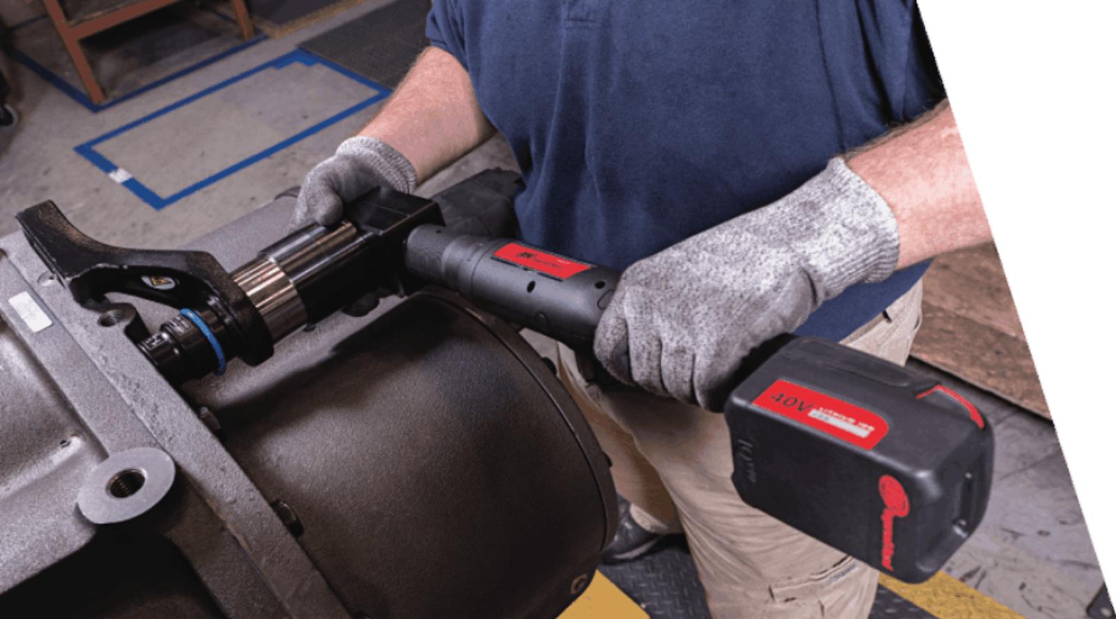 assembly operator using a qx tool with precision torque accuracy
