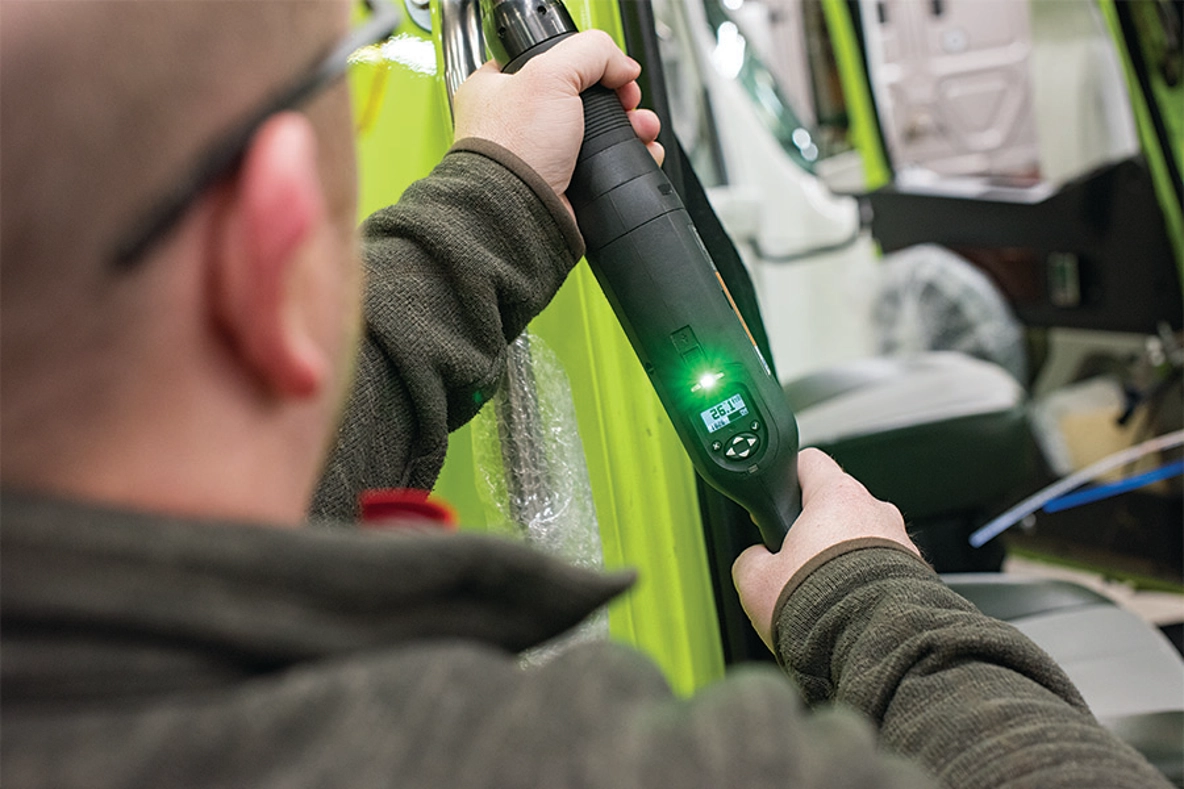 QX Series High Torque Angle Cordless Precision Fastening tool works on truck and bus assembly line