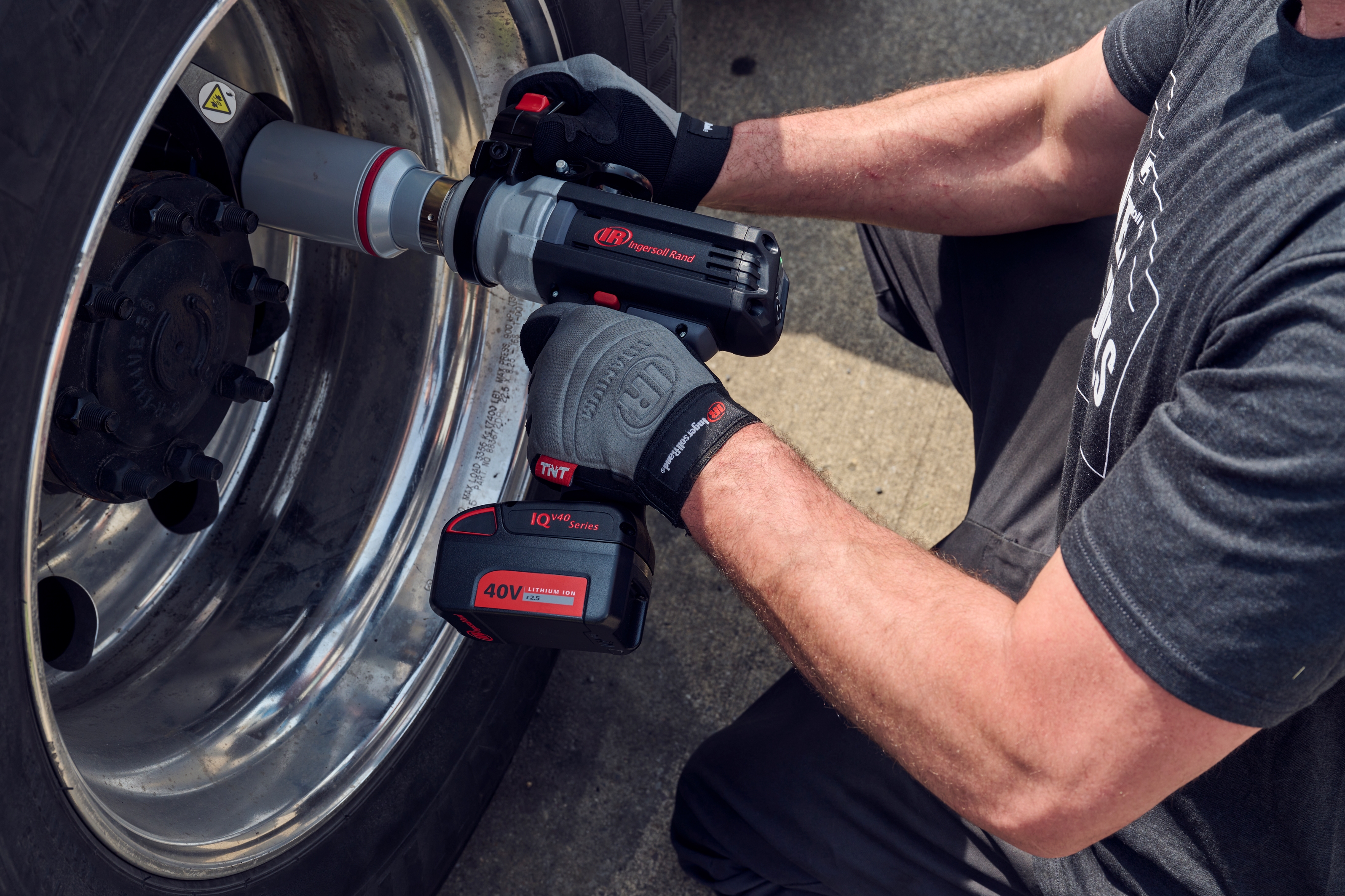 QX Series™ 40V Cordless Torque Multiplier for Tire Service