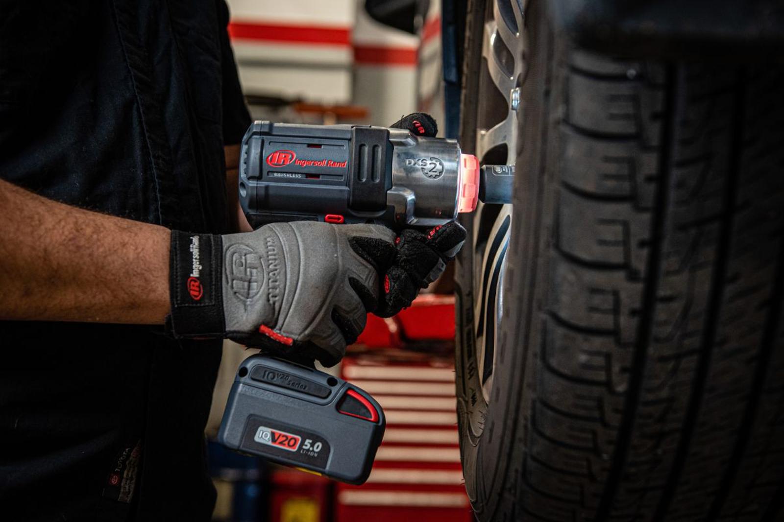 W7153 1/2" DXS Cordless Impact Wrench tightening lugnut on wheel