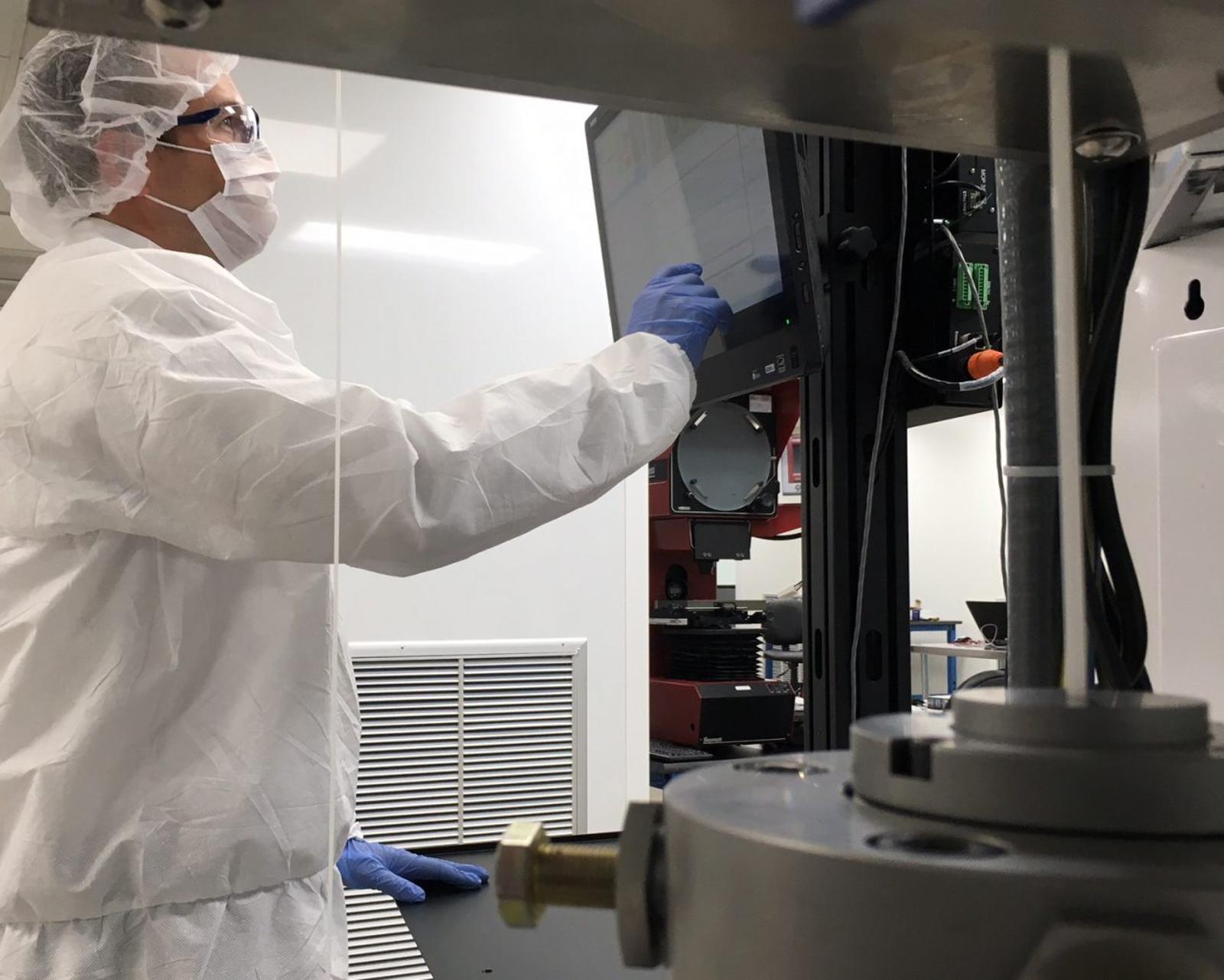 cleanroom-extrusion-with-operator-1280x1025.jpg