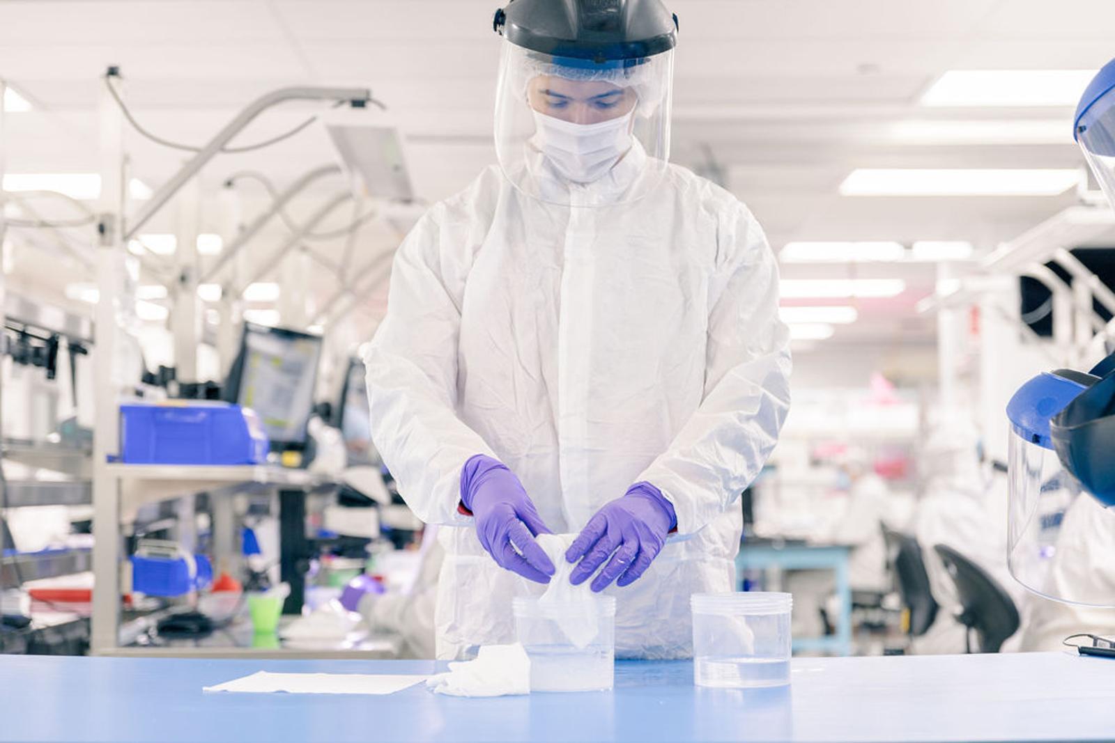 Flexan manufacturing technician working in an ISO-certified cleanroom environment, supporting medical device production, quality assurance, and regulatory compliance.
