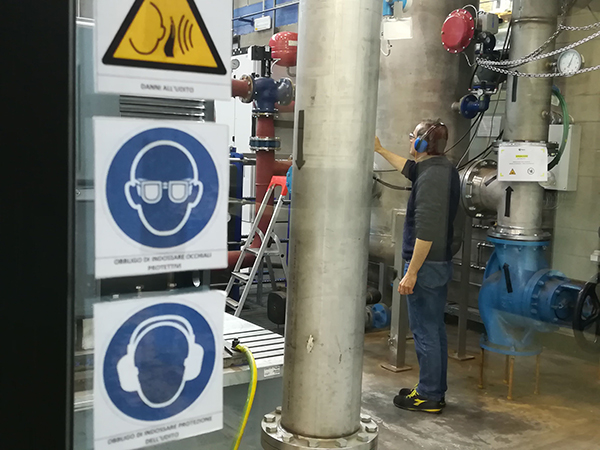 Dipendente GARO che esegue un test in sicurezza