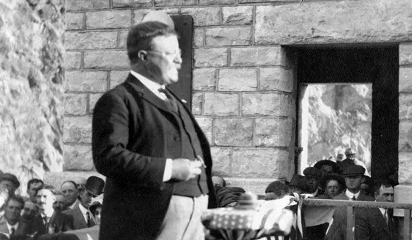 roosevelt-president-at-dam.jpg